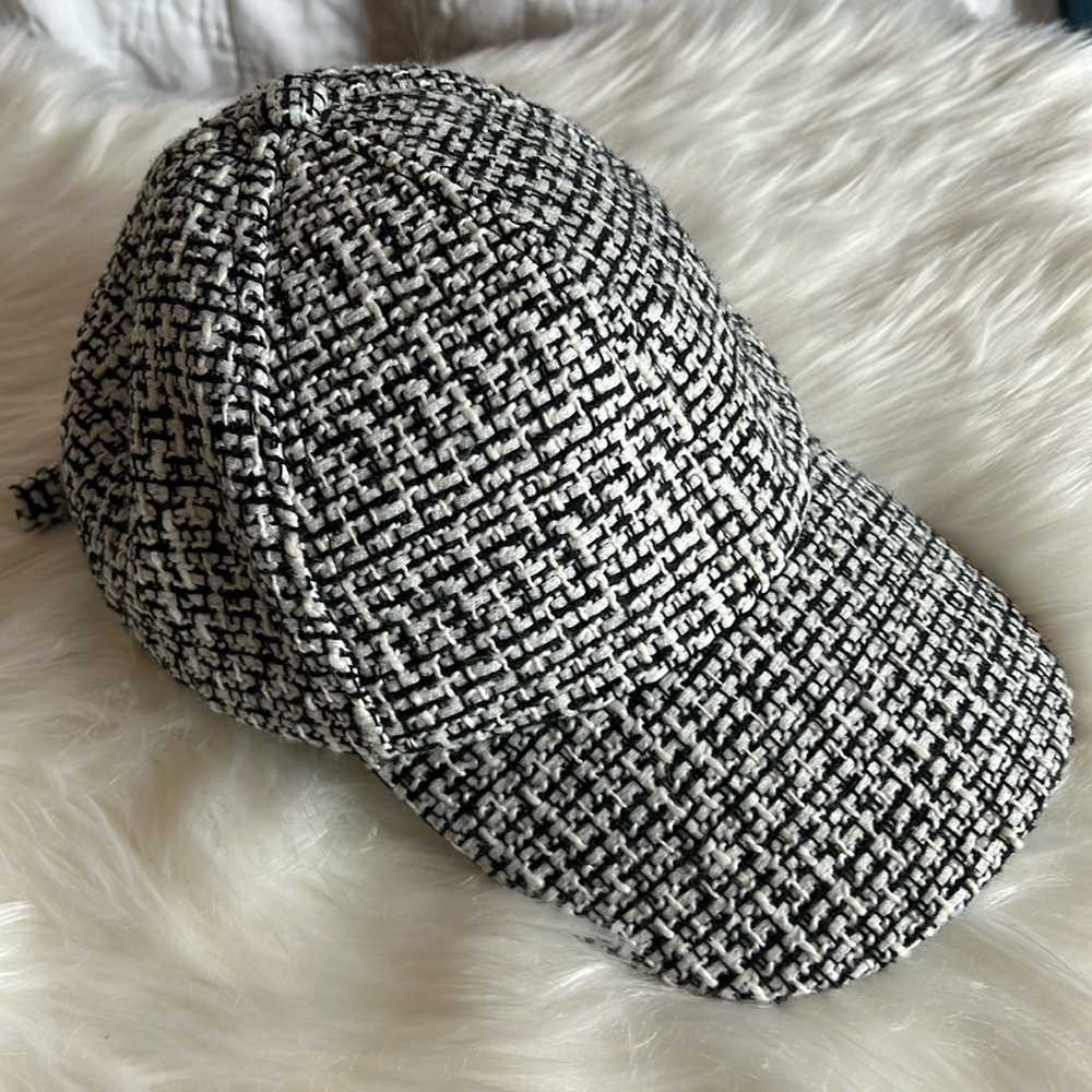 NWOT women’s tweed baseball cap. Size 22 inches. Adjustable